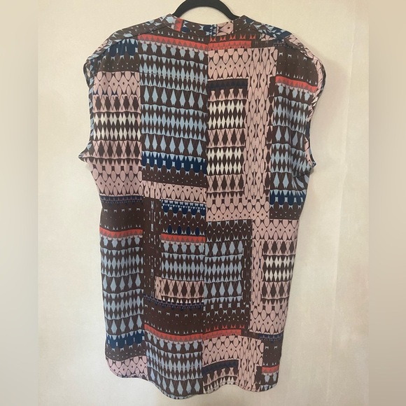 The Odells women's L 100% silk mixed geometric print split neck high low top EUC - Picture 6 of 7